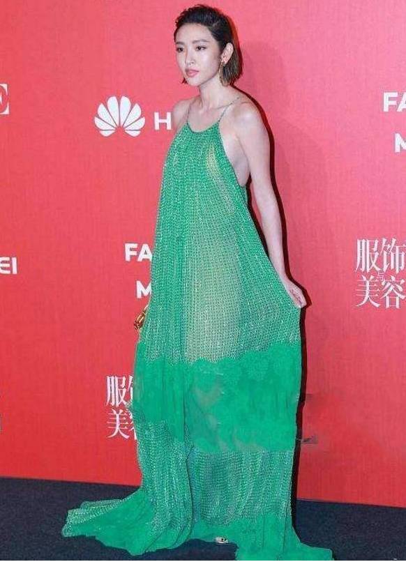 唐艺昕绿色吊带裙扎眼若隐若现网友仿佛什么都没穿