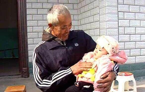 老汉买不起奶粉给1岁宝宝吃这个,导致5个孩子