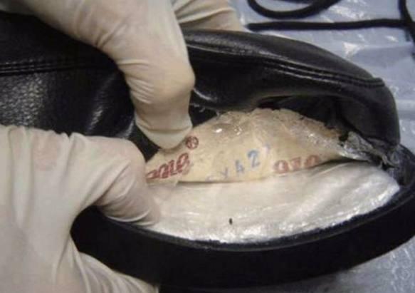 孕妇过安检时, 肚子撞到桌子却没有疼痛感, 等掀