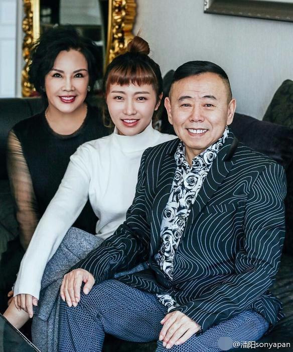 潘长江34岁女儿潘阳近照，美到让人窒息，四岁儿子是姥爷手中宝！