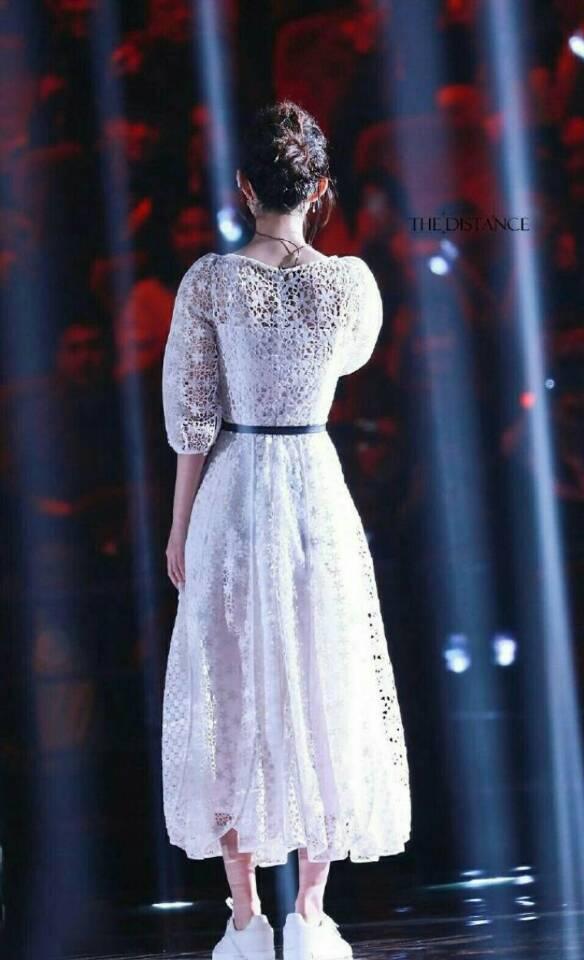 蕾丝裙配球鞋?跨年演唱会赵丽颖这样穿的真实