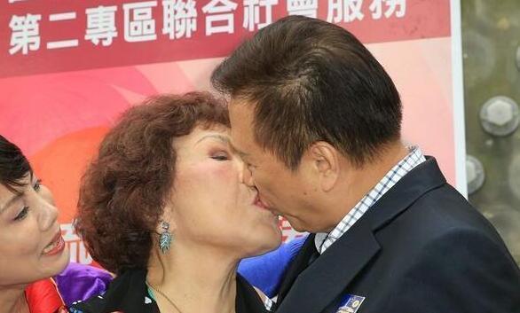 70岁李朝永出轨后回归家庭，与80岁拉姑当众亲吻大秀恩爱