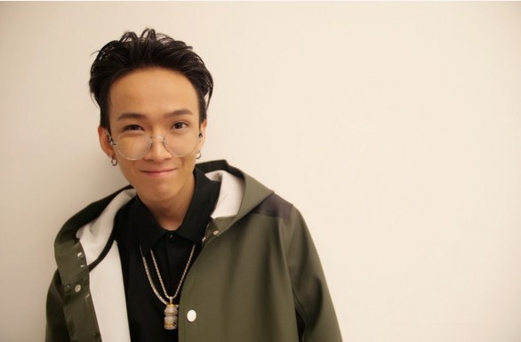 《中国有嘻哈》Tizzy T夜店狂欢与女子亲密互动