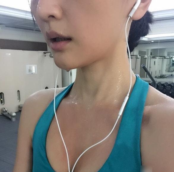 运动完 大汗淋漓的脸红美女 我超喜欢最后一个