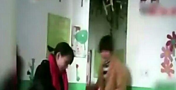 两三岁聋哑儿童进语言康复中心学习,父母不知