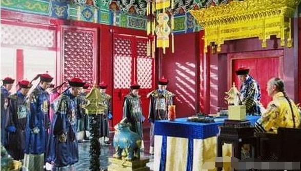 清朝皇帝上早朝, 是说满语还是说汉语? 听不懂怎么办?