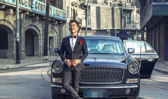 很多人误以为这个明星买了辆红旗L5，但是他的座驾要贵多了！