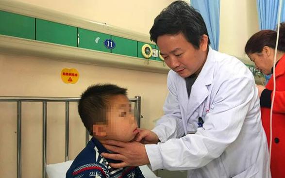 4岁男童身高1米4,妈妈骄傲炫耀,医生检查身体