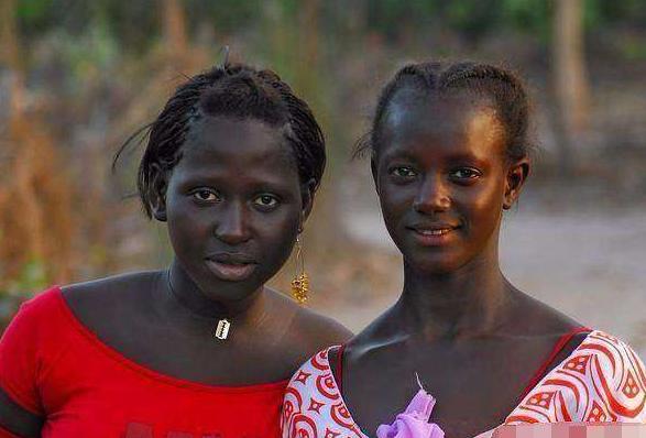 非洲姑娘大姨妈来了,没有卫生巾,她们用这方