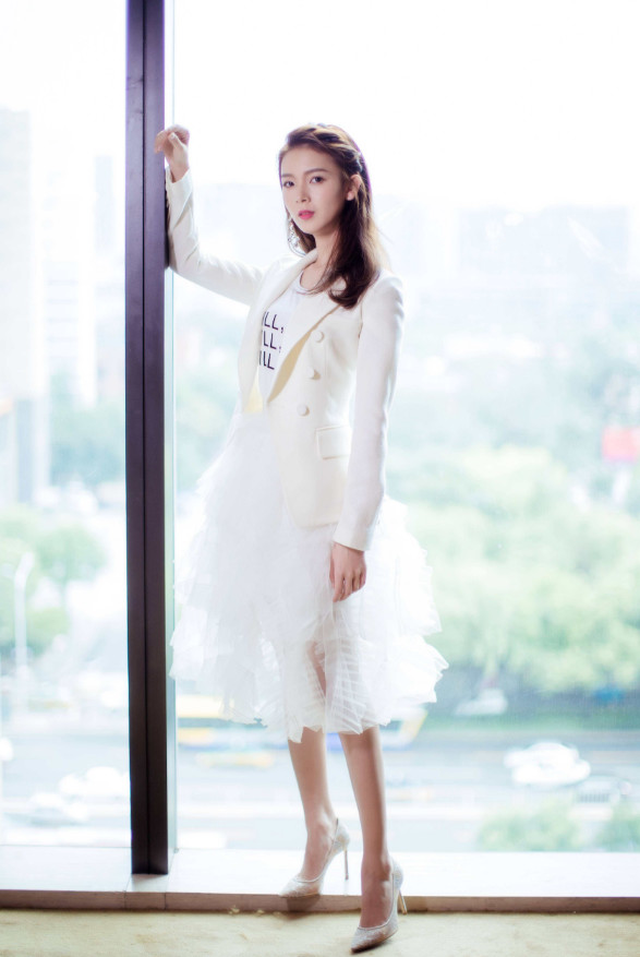 陈瑶太大胆了!上半身尺度堪比泳衣,网友:蚂蚁腰