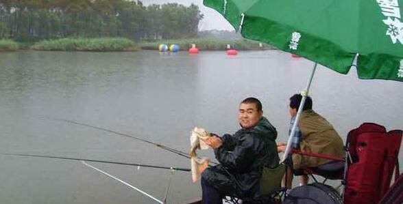怎样在下雨天钓鱼,雨天钓鱼技巧大全!