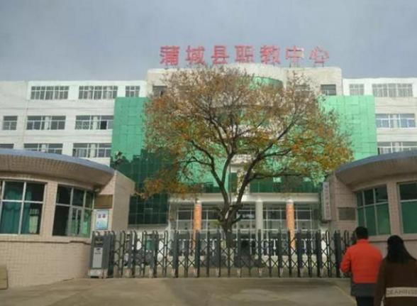 16岁女生未婚先孕，在学校操场产子!！