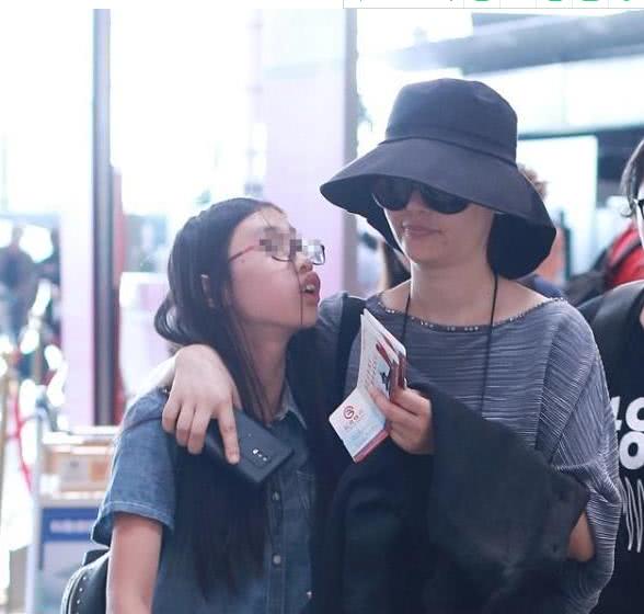 51岁徐帆近况，收养的小女儿近照曝光，徐帆注意力都在女儿身上