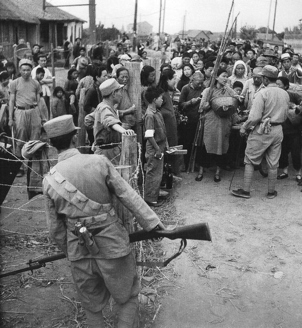 历史老照片:1949年,上海解放在即,城郊准备进城卖菜的商贩正等待放行
