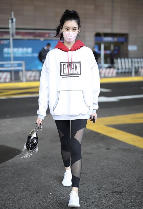 奚梦瑶直接穿打底裤走机场!