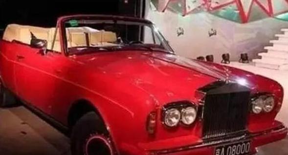 中国买劳斯莱斯第一人，20年来每天捐款7万多！妻子是好莱坞女星