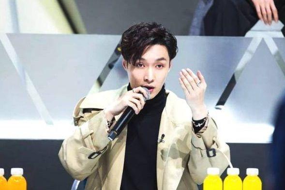 张艺兴牵手妈妈, 呼吁大家多陪伴父母