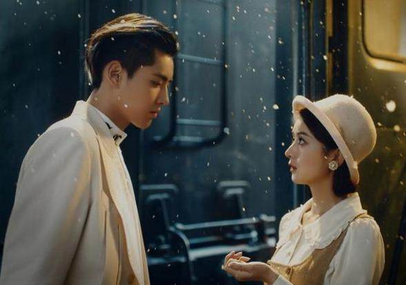 为避嫌吴亦凡赵丽颖台上都没好意思互动?谁知