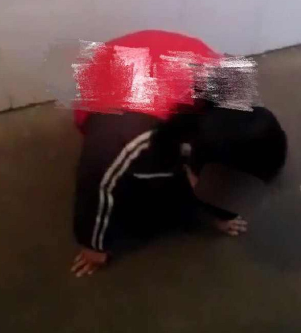 13岁女孩摊上大事了,抢了个红包,结果被逼下跪道歉