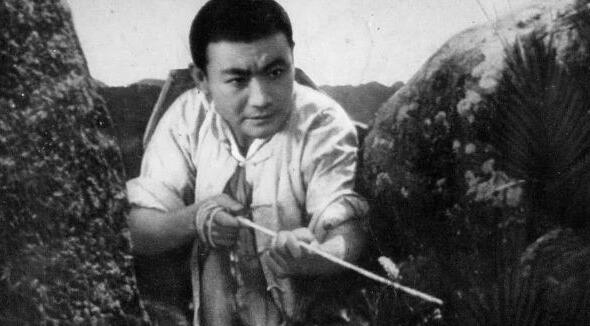 学校时常会组织各班播放抗战电影,令人印象最深的就是《地雷战》了,剧