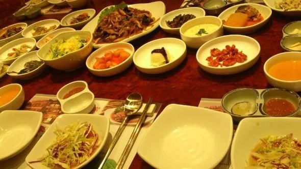 韩国人与国人请客吃饭的区别,看看桌子上的菜就知道了