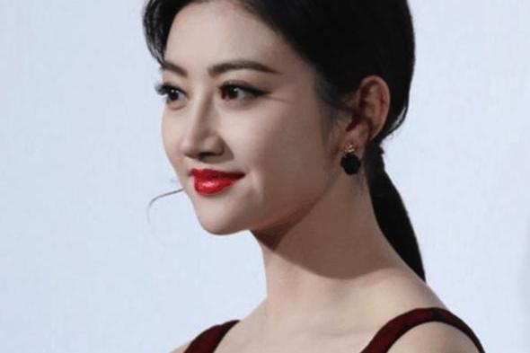 景甜穿深v礼服,像发酵的白馒头 网友:掉地上都不想吃吧!