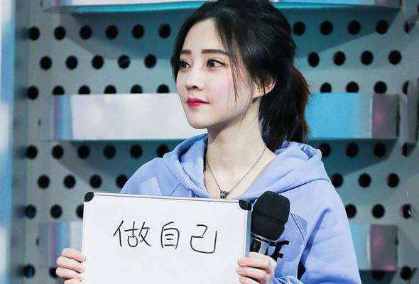 最美女主播冯提莫因脚伤鸽播,微博晒图却遭吐