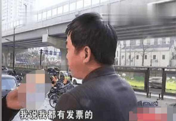 男子花1万买超市购物卡不让买酒, 超市: 中间有