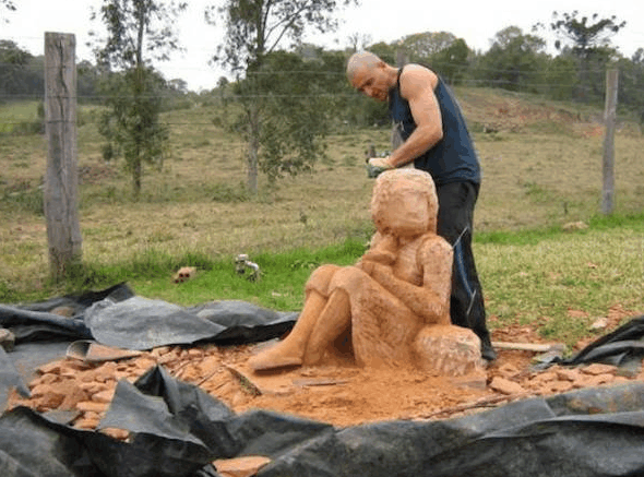 男子不断锤打一块巨石想要送给妈妈, 收到礼物