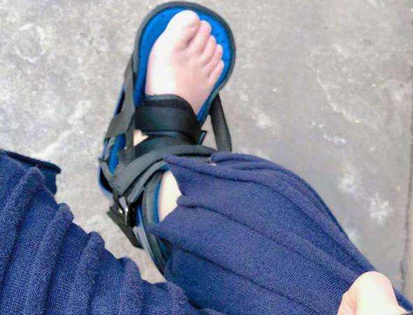 最美女主播冯提莫因脚伤鸽播,微博晒图却遭吐