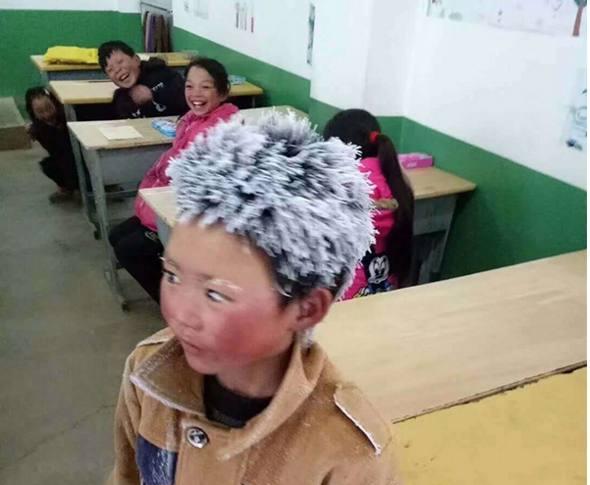 7岁女孩为了给病重弟弟买点水果吃,寒冷冬天捡垃圾卖