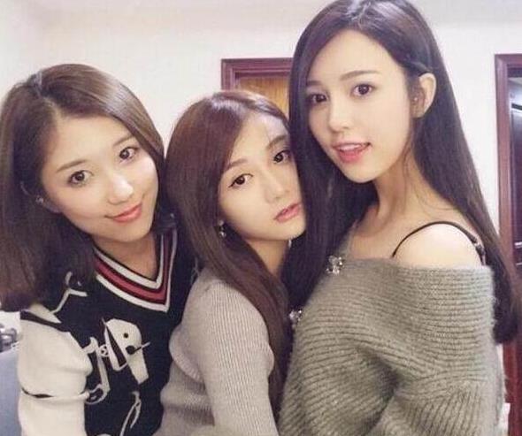 搞笑图片幽默段子笑话:哥哥你的举动被嫂子发现了,我