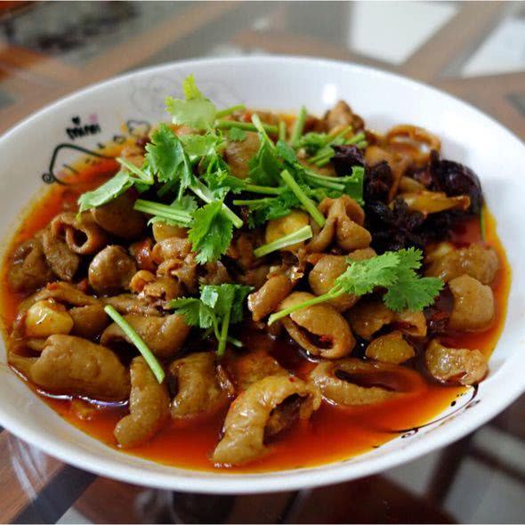 川菜最经典做法,超美味的红烧肥肠带给你,外国人都眼馋!
