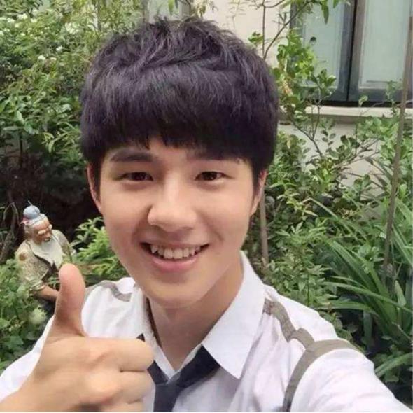 刘昊然那么乖帅但牙齿影响笑容美感,为何不学