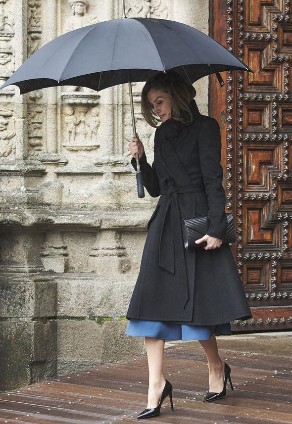 西班牙王后莱蒂齐亚出席演讲,一身蓝色礼服美