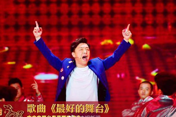 他曾在歌厅驻唱，自己缝裤子，24年后登春晚舞台却奉献最燃表演!