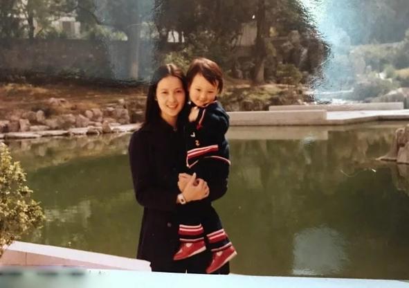 这些明星小时候的模样你能认出吗？黄子韬的妈妈最有气质