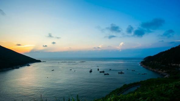 6. 庙岛列岛:海上有仙山 (山东长岛)(最佳季节:四季皆宜) 庙岛群岛,又称长岛、历称庙岛群岛,古称沙门岛。是隶属于中国山东省烟台市的一个群岛,全岛属长岛县管辖。长山列岛位于渤海、黄海交汇处,胶东半岛和辽东半岛之间。长岛最佳旅游时间为夏季。长岛冬暖夏凉,年平均气温19,由于是海滨地区,因此夏季是最佳的旅游时间,游泳嬉水,吃海鲜,漫步沙滩,的确非常的惬意。