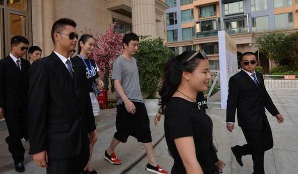 公交偶遇完任正非! 再看马云、王健林父子出行, 前呼后拥保镖护航