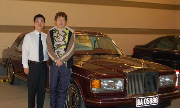 中国买劳斯莱斯第一人，20年来每天捐款7万多！妻子是好莱坞女星