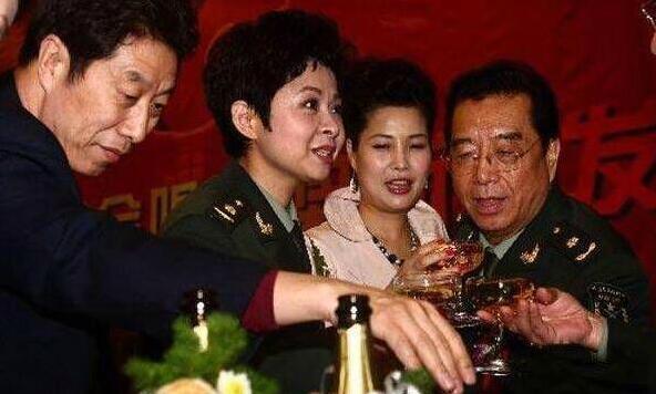 董文华63岁老公张楠正面照，身形壮实气度不凡夫妻恩爱33载
