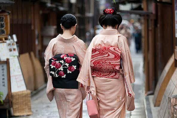 日本和服里藏着秘密，游客要注意，千万别买，这是对女人的不尊重