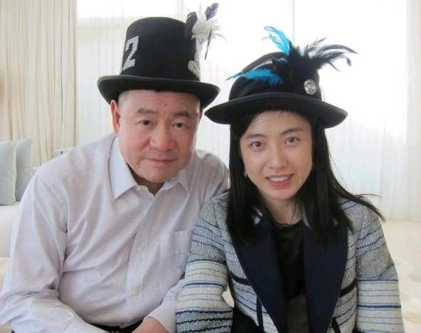 甘比晒与大刘自拍,网友:同是豪门老少配,眼神看