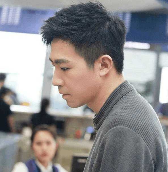 俞灏明现身机场,嘴巴不歪了皮肤也好了,颜值终