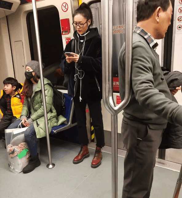 网友坐地铁偶遇超模刘雯, 零伪装出行好任性!