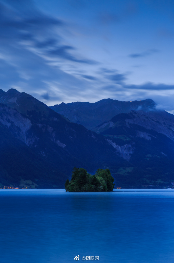 湖光秋月两相和,潭面无风镜未磨,湖水的好看壁