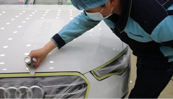 白色汽车打蜡有讲究,教你一个省钱的小窍门,爱