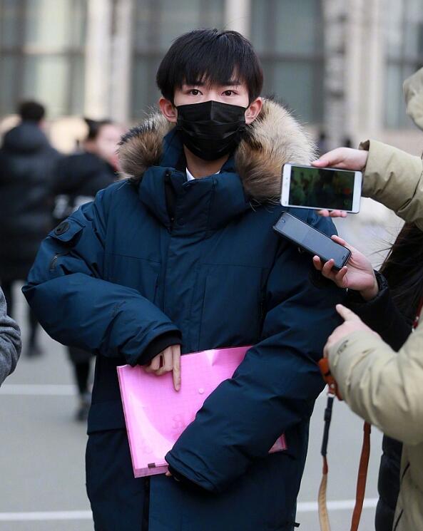 易烊千玺报考中央戏剧学院,网友不解:为何不考