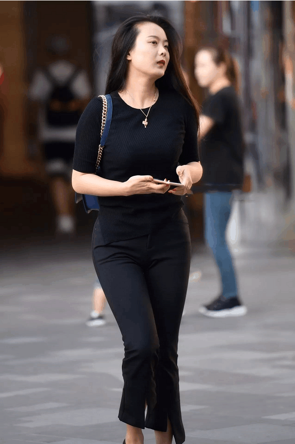 街拍: 40岁女人紧身穿搭, 抬头挺胸丰满自信, 满满都