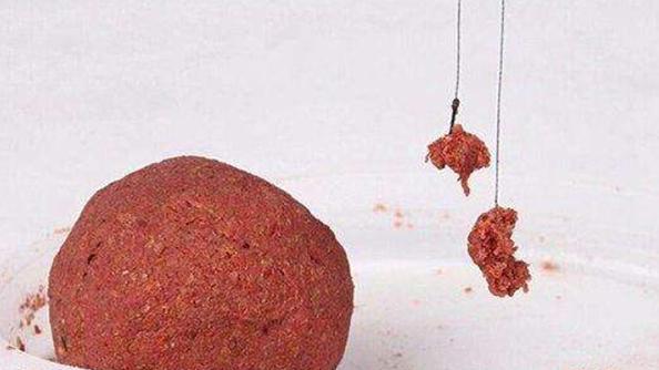 野钓鲫鱼用拉饵对战传统蚯蚓饵，究竟谁能更胜一筹！